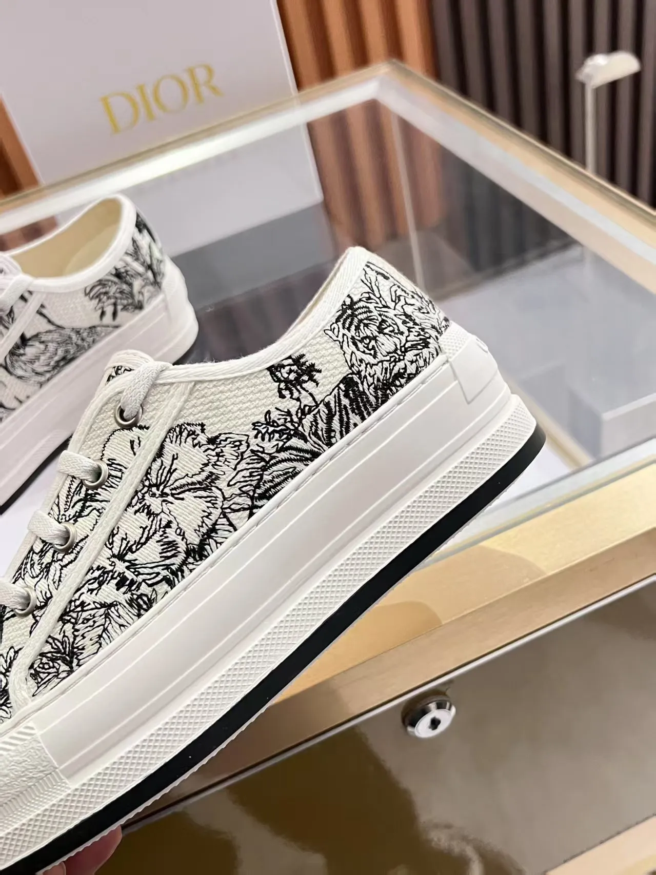 👟👟Ex-factory price 520👟👟 Walk‘n’Dior embroidered mid-top casual shoes are new in 2025. On the fashion stage, Dior embroidered shoes are the well-deserved protagonist. Delicate stitching is used on the upper, every stitch is devoted to the craftsman's efforts, and every thread is woven with artistic poetry. From complex floral patterns to smart geometric textures, embroidery is like the magic that gives shoes life, allowing them to show dynamic beauty even in static conditions.   Wearing Dior embroidered shoes feels like stepping into a dream world full of art. It is not only a pair of shoes, but also a walking piece of art that perfectly integrates fashion and culture. Whether you are strolling on the bustling city streets or attending important social occasions, Dior embroidered shoes can add unique charm to your style and become the focus of everyone's attention.   Choosing Dior embroidered shoes means choosing a persistent pursuit of quality and a unique understanding of fashion. Let it accompany you through every wonderful moment and leave your own fashion mark.  Material: Sheepskin lining, feet, silk cowhide, size 35-41, heel height 5cm